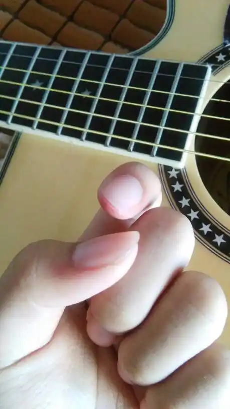 民谣吉他初学,左手练c和弦,食指按2弦1品按有杂音且会碰到1弦,食指疼