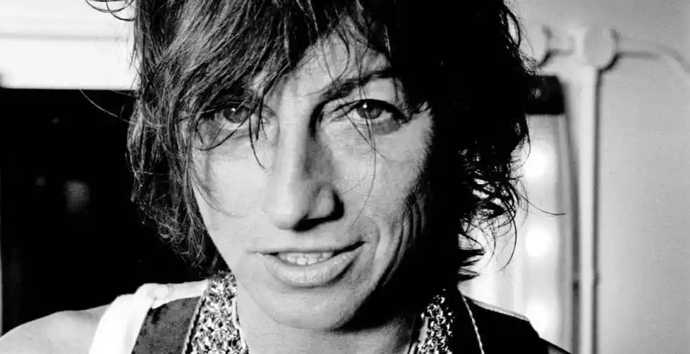 1990年,双性恋摇滚女歌手烟嗓唱响《意大利之夏》,56岁高龄产女_尼尼