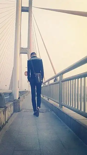 求一好看的背影男头像