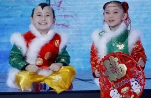 "年画娃娃"邓鸣贺:4岁登台梨园春,6岁上春晚,8岁患病离世_父母_工作