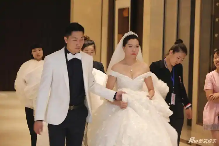 组图:马龙领衔众世界冠军亮相李晓霞婚礼 新人婚宴上对打乒乓球