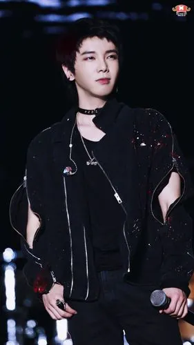 华晨宇优秀的锁骨,精致的五官,才华横溢的本人,简直完美_高清图集