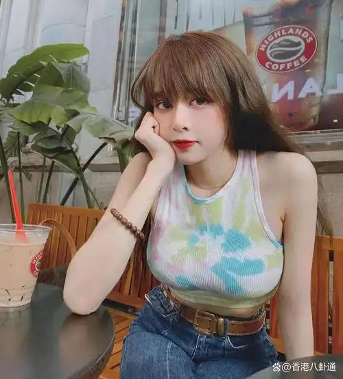 胸前波涛汹涌,纤细的腰肢还有马甲线,腹肌,蜜桃臀!这身材真的太辣了!