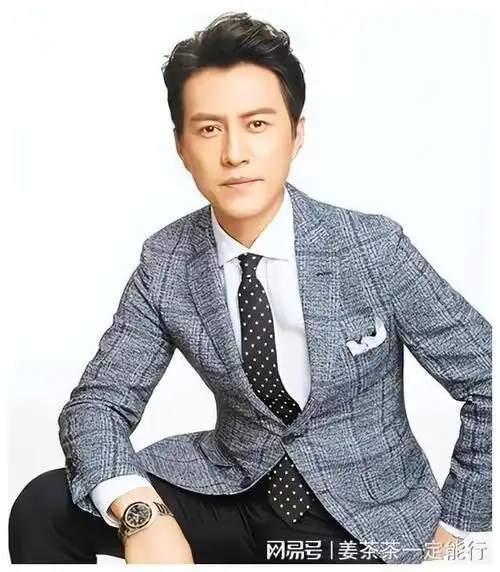 靳东参加两会!他身份好厉害,穿蓝色西装帅气儒雅,领导范儿十足