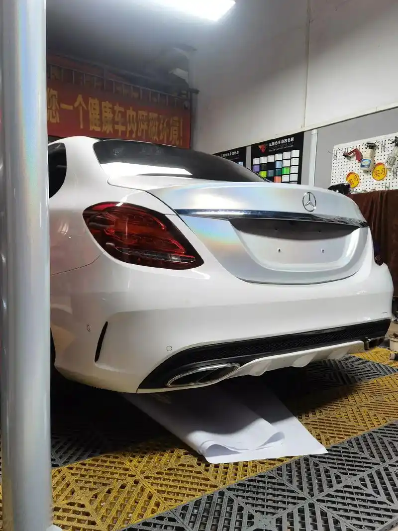 奔驰c200l 改七彩镭射白改色膜 完工效果图#专业汽车贴 - 抖音