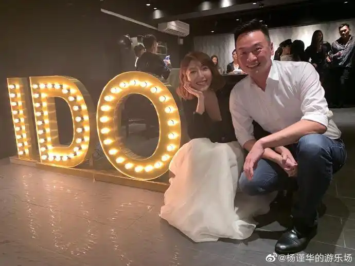 组图:杨谨华纪念结婚一周年 分享求婚现场照幸福甜蜜