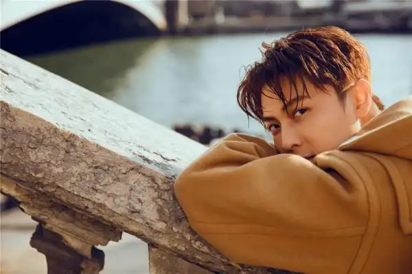 王子邱胜翊发布浪漫唯美写真 诠释复古摩登风