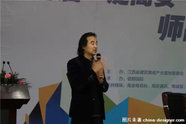 另据承办方粗略估计,采购节当天与会人数突破万人,高安及其周边县市