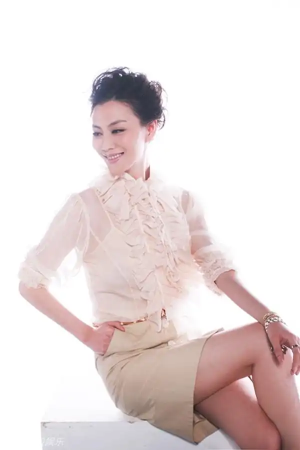 组图:江易珈时尚写真 演绎摩登短发女王_高清图集_新浪网