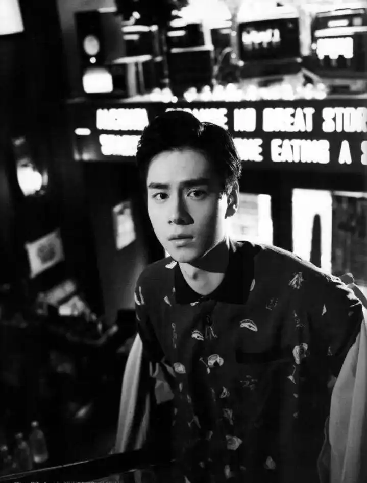 胡一天另类演绎花式自拍,花美男校园风干净又帅气