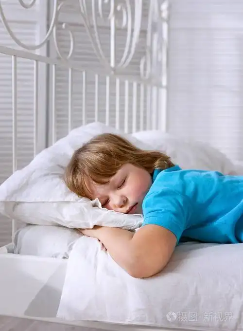 婴儿在房间在家里在白色的床上睡觉