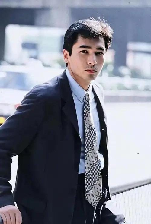 著名演员方中信港姐女友意外怀孕他被迫结婚后来怎样了