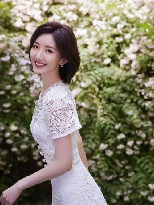 毛晓彤白色时尚镂空裙造型