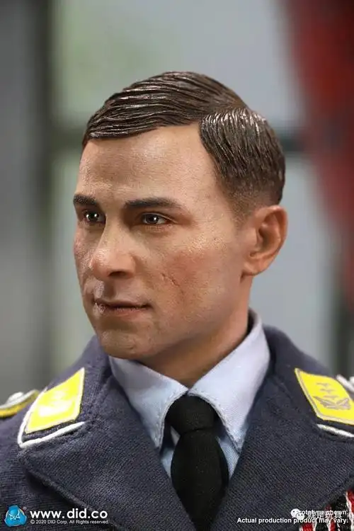 电影《冒牌上尉》中,由麦克斯·胡巴赫扮演的威利赫罗德为蓝本设计