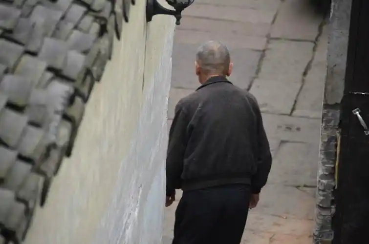 最让人感动是步履蹒跚,但无比坚定的老人背影.