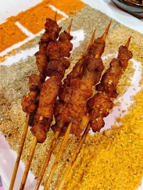 风味小肠五爷炸串的蘸料很有特色,炸串在盘子里滚来滚去,各种香料的