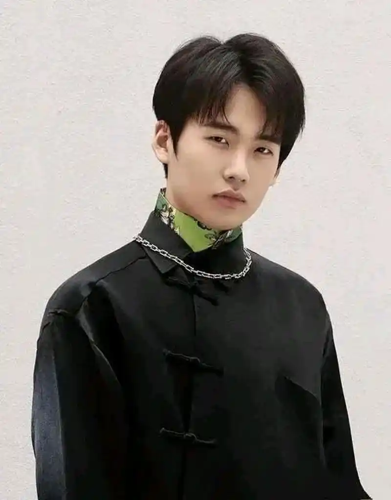 郭麒麟小时候,有一次偷偷给在日本工作的亲妈胡中惠打电话,没想到被