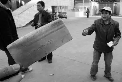 讨面条款被打女子掂刀自卫