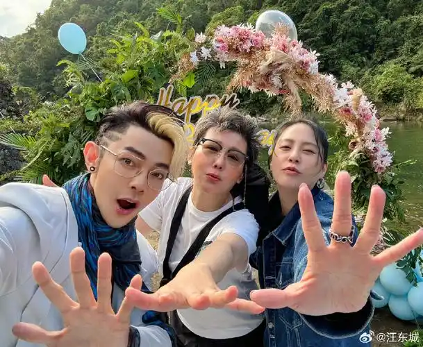 汪东城晒《终极一家》合照 头顶黄毛抢镜_华语_电影网_1905.com