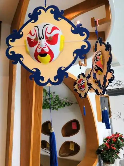 幼儿园整体的大环创是以水墨画和唐诗进行布置,都是请当地的名家亲手