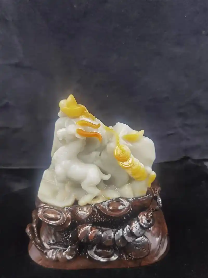 拥有俏色点缀的通天玉作品感觉就是不一样喜气洋洋