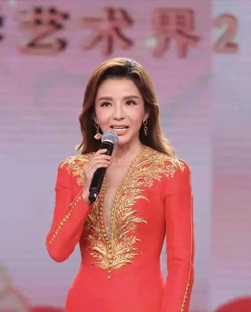 回顾主持人朱迅疾病缠身亲人轮流去世她的人生太悲惨了