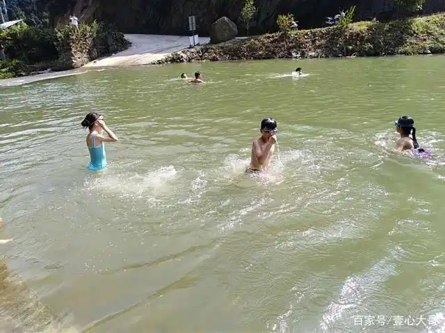 孩子选择在乡村溪涧学习游泳,我仅负责陪伴不做指导,这样好吗?