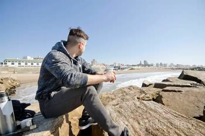 阳光明媚的一天年轻人在海滩上散步