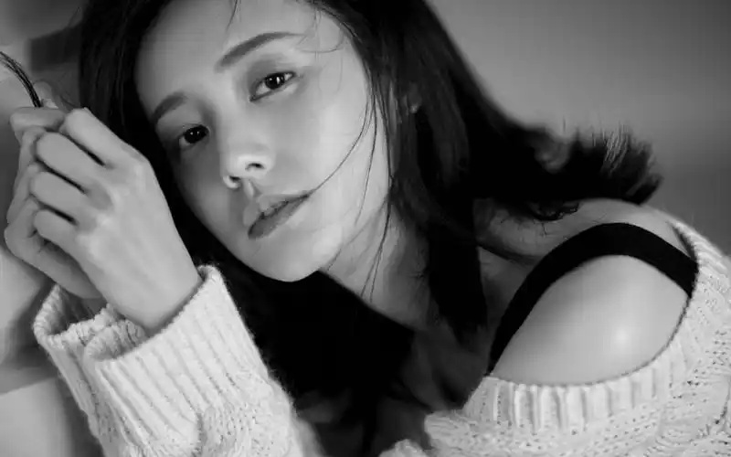 李一桐性感黑白写真图片-美女壁纸-高清美女图片-第4图-娟娟壁纸