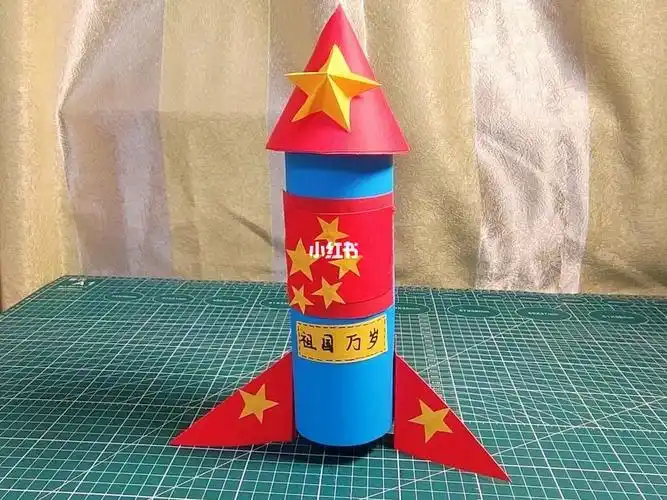 笔记灵感  用矿泉水瓶和卡纸做个火箭,祝祖国永远繁荣昌盛富强!