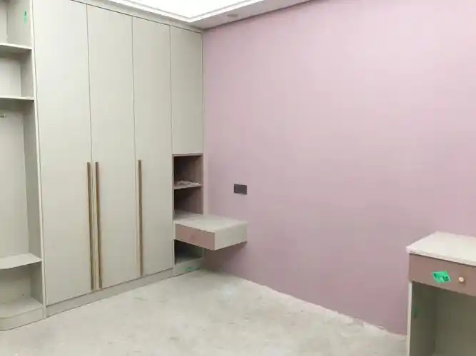 立邦蔷薇背景墙搭配什么颜色的床