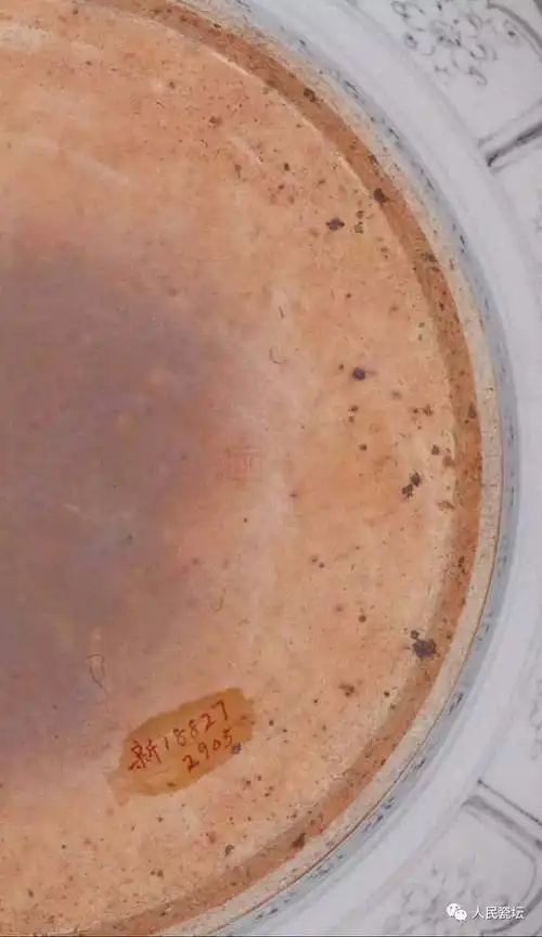 明洪武 青花缠枝花卉纹碗底足