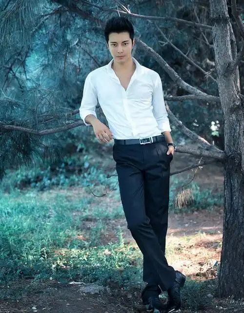 p>杜俊泽,原名杜斌,出生于山东省,中国内地影视男演员,毕业于 a