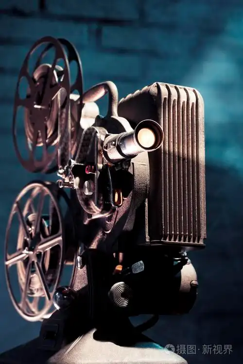 老电影放映机以戏剧性的照明设备