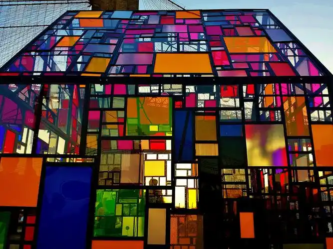 彩色玻璃建造的房子实在是太耀眼了