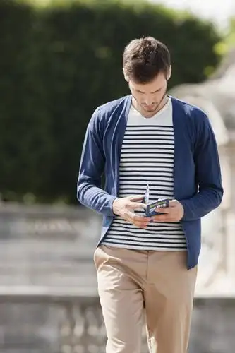 西方人,一个人,站,竖图,室外,白天,正面,阅读,植