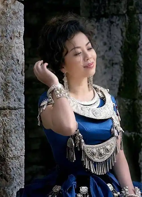 李谷一的女儿_她是李谷一干女儿穿旗袍端庄大气身材圆润富态(越看越有