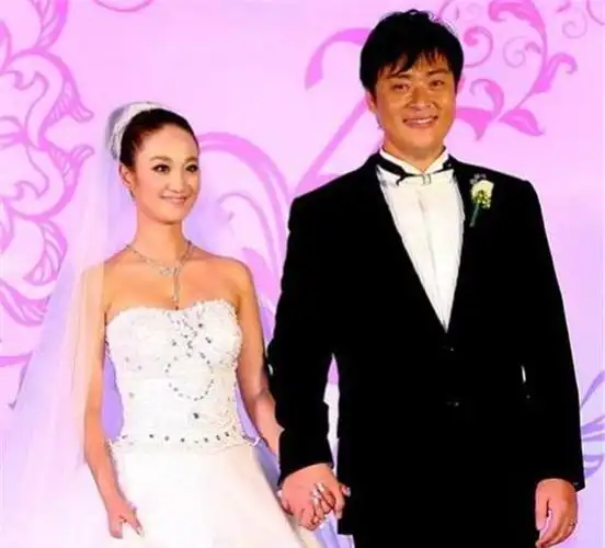 妻子关思婷陪伴着张桐走过了最艰难的日子,受伤失明后,都是因为有