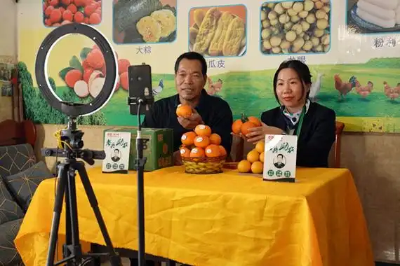 在"丹八桂"直播间开展助农直播.陈德富摄