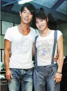 黄品源的老婆巫若萍 ,昵称蜜儿.也是一位歌手.