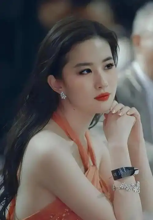 长得貌美如花衣品却一言难尽的7位女星个个都是丑衣服收藏家