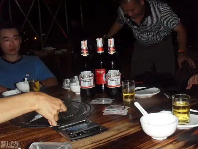 啤酒生蚝宵夜时,遇到喝酒预着睡草地的mm,问你惊未?