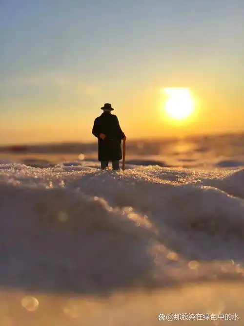 微缩摄影 看夕阳的老人 日落最美