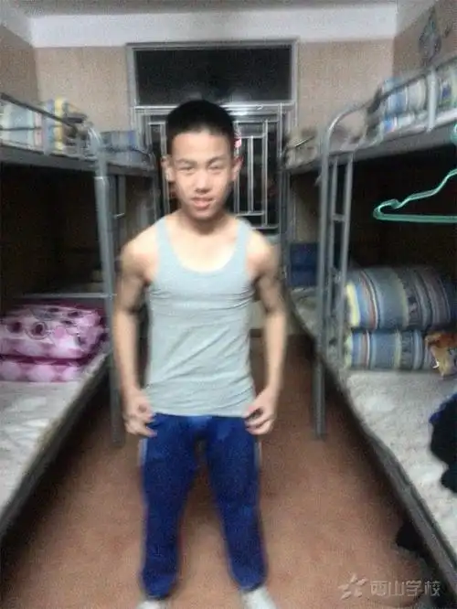 陈辉文宿舍秀肌肉照