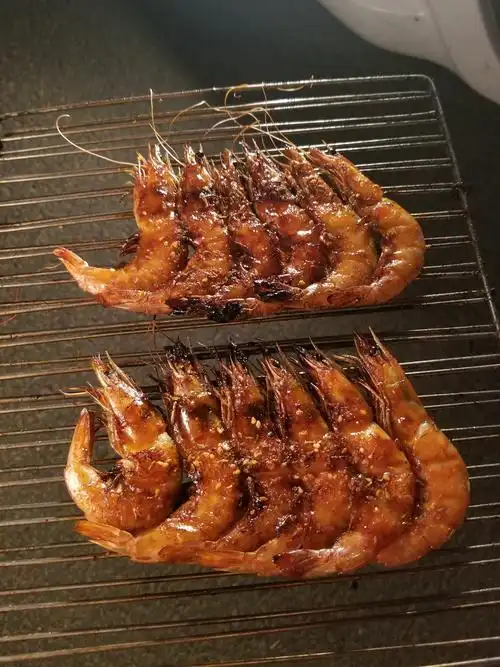 爱自己烧烤的朋友(教你怎么样烤虾更完美)