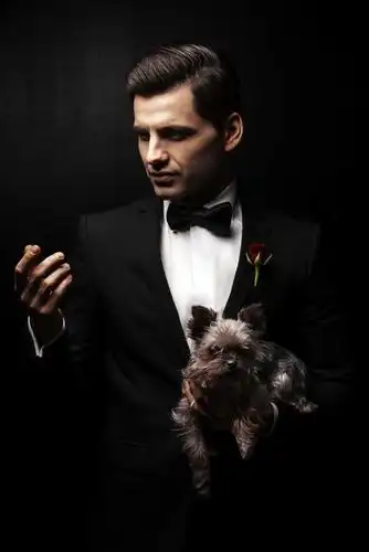 黑色背景下的穿着黑色西装的帅气男人