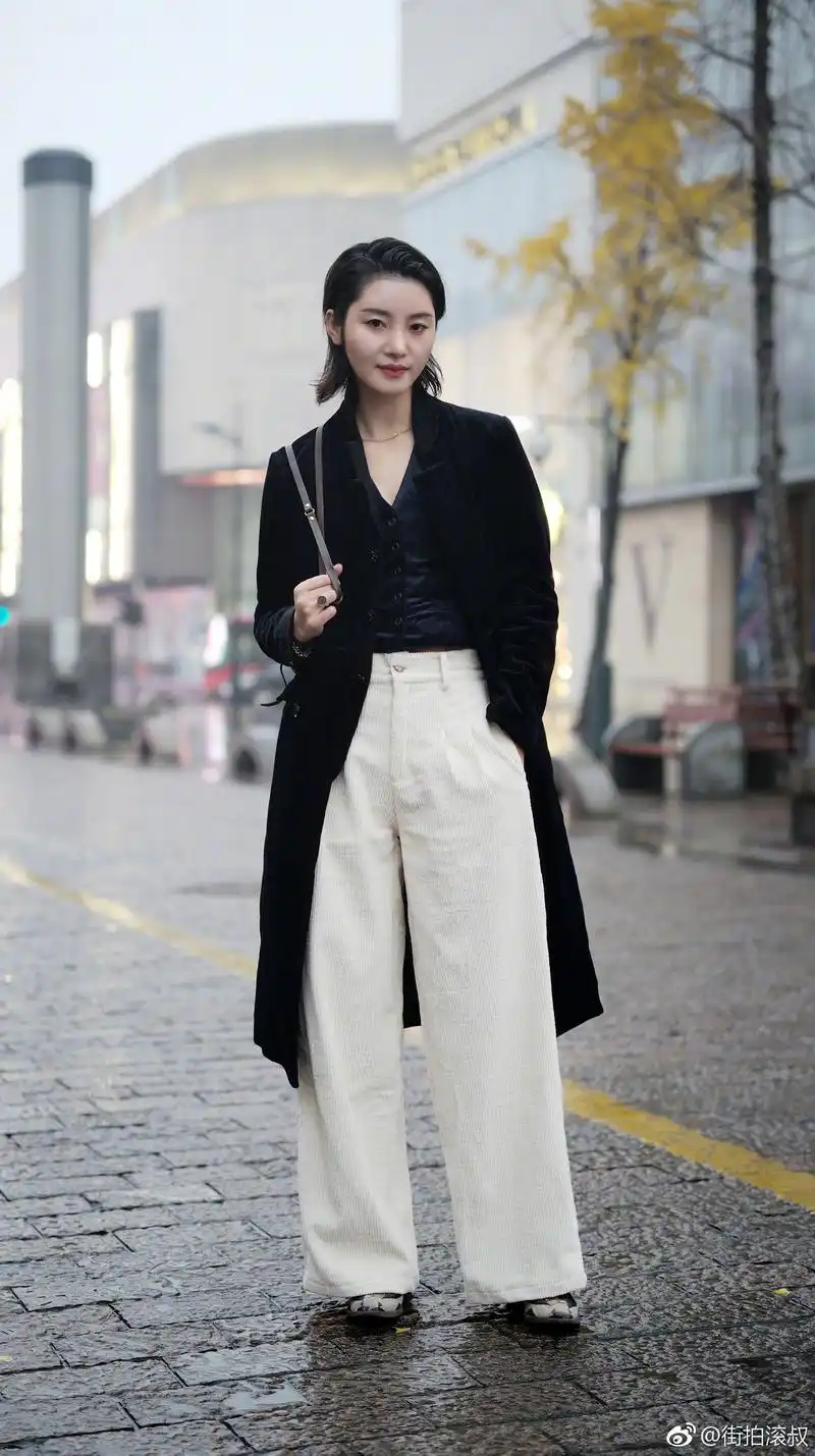 街拍:成都太古里的美女,性感身材,紧身裤,快来看看哪款适合你