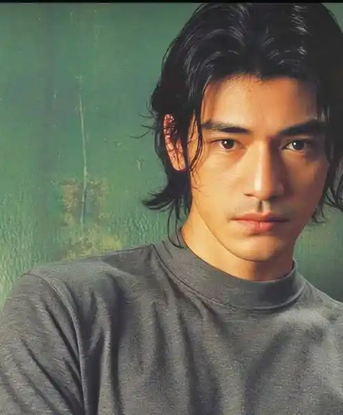 男生留长发都丑?不然你看金城武 郑伊健,一看一个不吱声