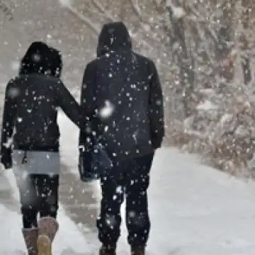 下雪天里的幸福恋人,情侣头像图片-回车桌面