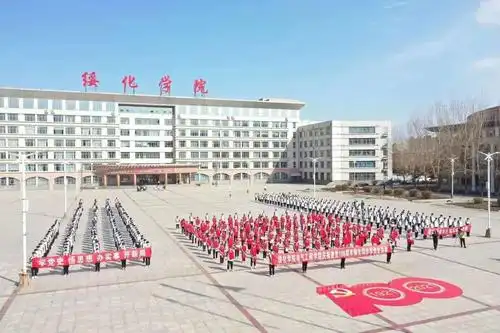 13时30分,电气工程学院百名师生手持1921-2021各个年份的历史事件画报